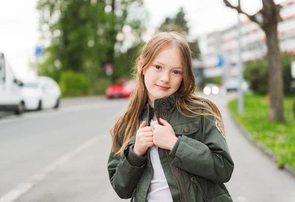 Zewnątrz portret ładny małej dziewczynki, noszenie khaki parka — Zdjęcie stockowe