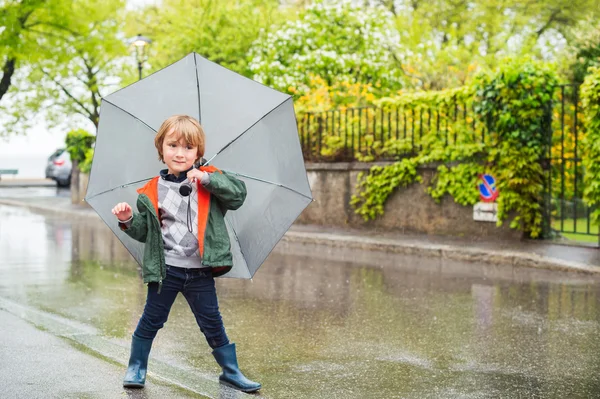 Outdoor portrait of adorable little blond boy with umbrella under the rain — Stock Photo, Image