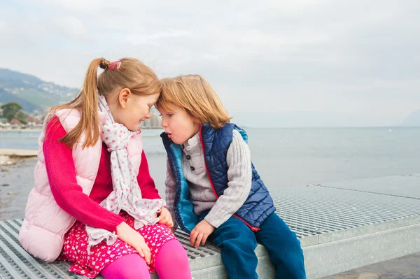 Lindos niños jugando junto al lago, descansando en un muelle —  Fotos de Stock