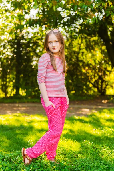 Portrait of a cute little girl of 7 years old in the park — Stock Photo, Image
