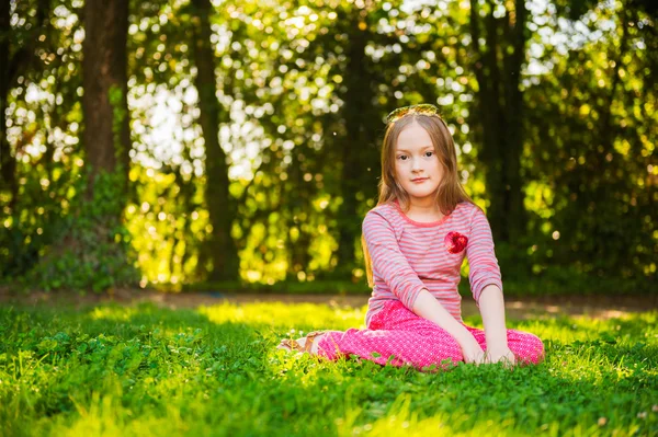 Retrato de uma menina bonita de 7 anos de idade no parque — Fotografia de Stock