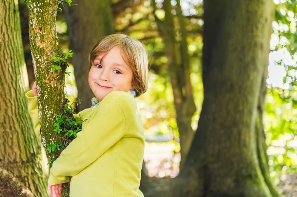 Retrato ao ar livre de um menino loiro bonito brincando no parque — Fotografia de Stock