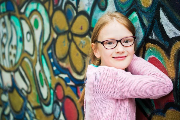Outdoor portrait of a cute little girl in glasses — Stock Photo, Image