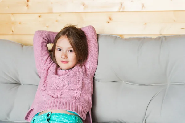 可爱的小女孩，在一个露台，坐在沙发上休息 — 图库照片