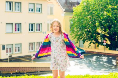 Yağmur altında oynayan sevimli küçük kız