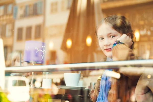 Retrato de una linda niña en un café —  Fotos de Stock