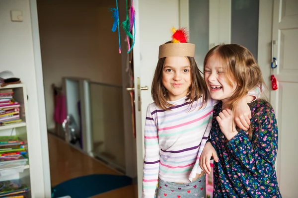 Duas meninas brincando em seu quarto — Fotografia de Stock