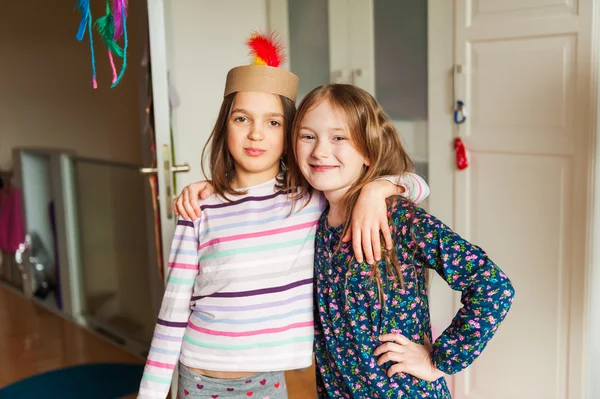 Két kislány játszott a szobában — Stock Fotó
