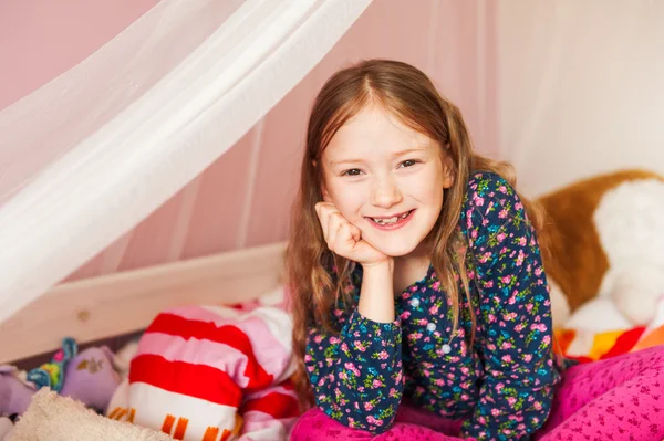 Interior retrato de uma menina bonita em seu quarto — Fotografia de Stock