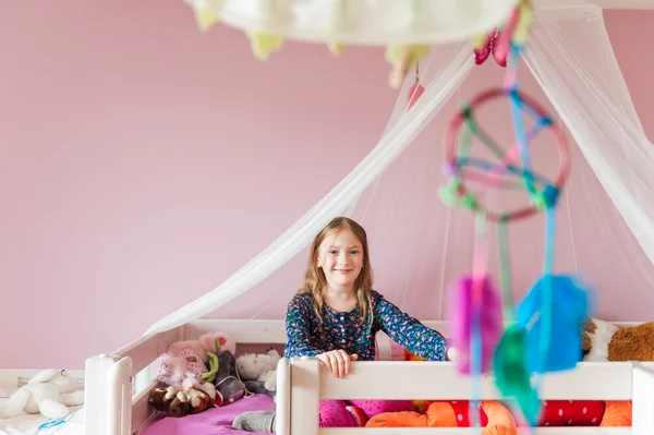 Potret interior seorang gadis kecil yang lucu di kamarnya — Stok Foto