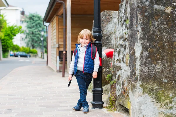 Ung pojke med ryggsäck redo att gå tillbaka till skolan — Stockfoto
