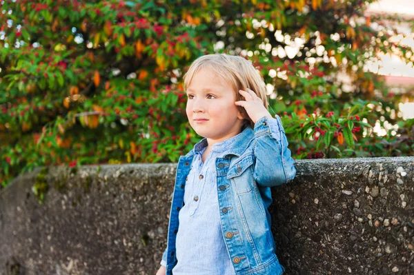 Retrato al aire libre de un niño lindo, con chaqueta de mezclilla — Foto de Stock