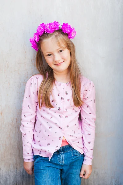 Retrato ao ar livre de adorável menina vestindo headband floral rosa — Fotografia de Stock