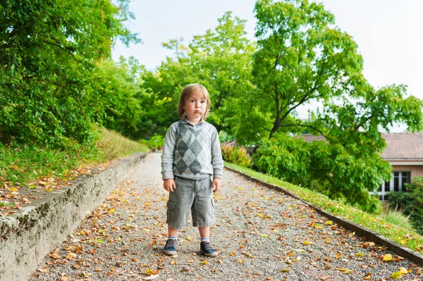 Retrato ao ar livre de um menino bonito vestindo pulôver cinza e shorts — Fotografia de Stock