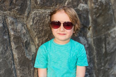 küçük çocuk trendy güneş gözlüğü takıyor moda