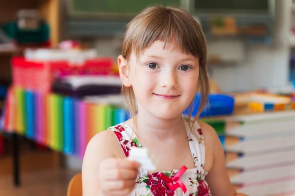 Aranyos kis lány dolgozik egy osztályteremben — Stock Fotó
