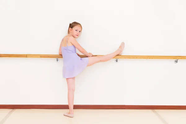 Bailarina en una escuela de baile — Foto de Stock