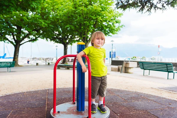 Adorable poco por divertirse en el parque infantil —  Fotos de Stock