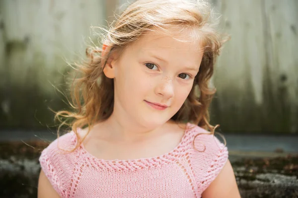 Bliska portret ładny małej dziewczynki lat 7 — Zdjęcie stockowe