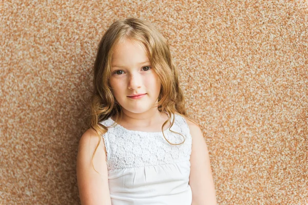 Close up retrato de uma menina bonito de 7 anos — Fotografia de Stock