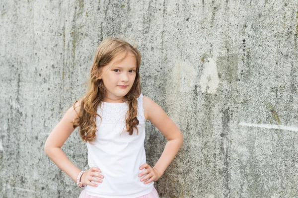 Primer plano retrato de una linda niña de 7 años — Foto de Stock