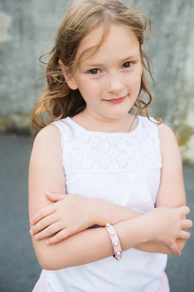 Close up retrato de uma menina bonito de 7 anos — Fotografia de Stock