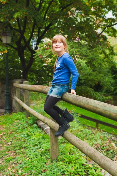 Açık bir parkta güzel bir küçük kız portresi — Stok fotoğraf