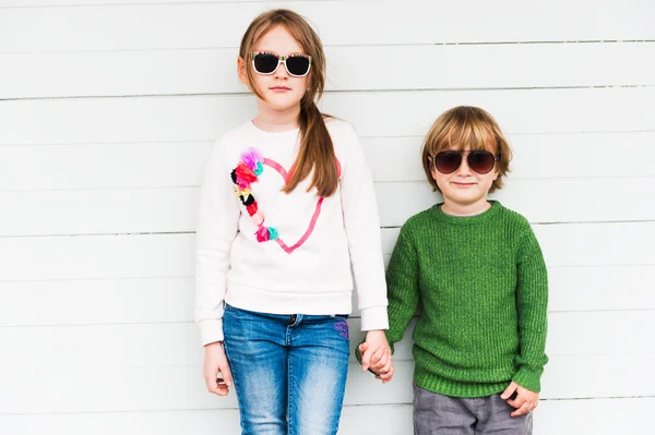 Divat a gyerekek kint, pulóverek és napszemüveget visel — Stock Fotó