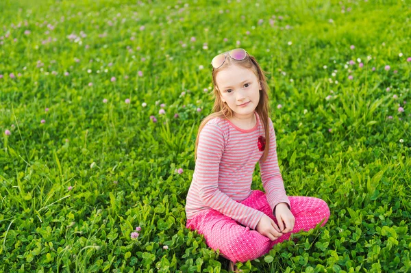 Retrato vertical de uma menina bonita de 7 anos no parque — Fotografia de Stock