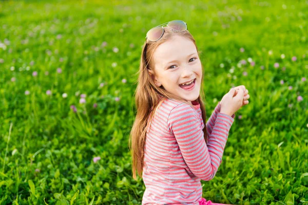 Pionowy portret słodkie dziewczynki 7 lat w parku — Zdjęcie stockowe