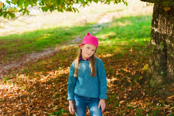 Herfst portret van een schattig klein meisje in het park — Stockfoto