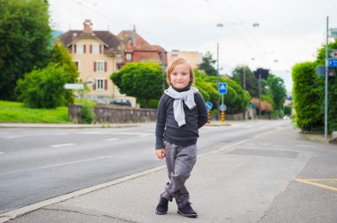 Açık Sokak, giyen, gri elbise ve koyu mavi ayakkabılar bir şirin moda çocuk portresi