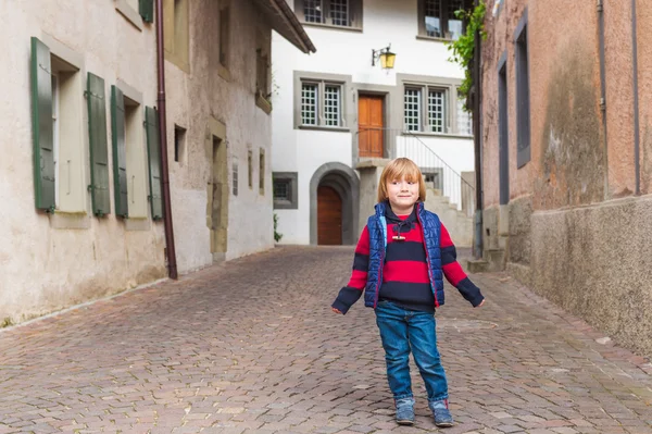 Открытый портрет милого маленького мальчика в старом городе — стоковое фото