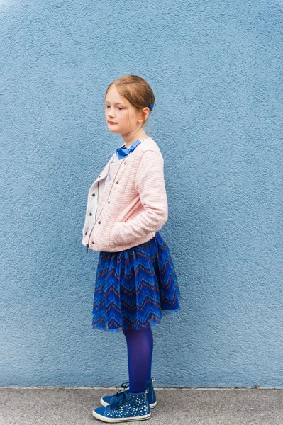 Retrato al aire libre de una linda niña de moda — Foto de Stock