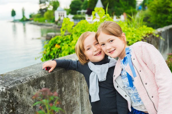 Dvě roztomilé děti hrají venku — Stock fotografie