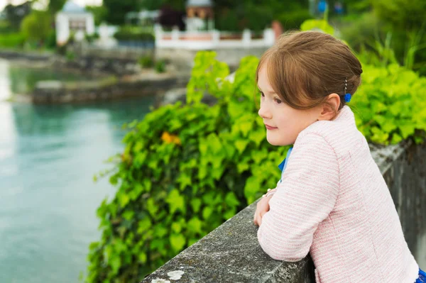 Zewnątrz portret ładny małej dziewczynki, odpoczynek nad jeziorem — Zdjęcie stockowe