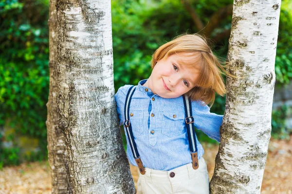 De cerca retrato de adorable niño rubio, usando pantalones con tirantes —  Fotos de Stock