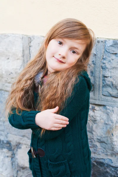 Kültéri portréja egy aranyos kis lány visel zöld kötött kardigán — Stock Fotó