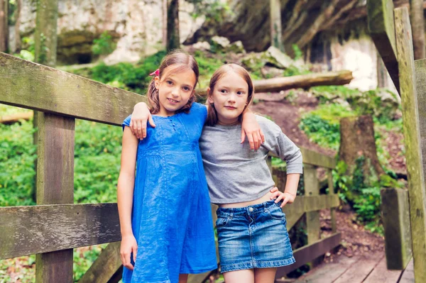 Venkovní portrét chlapce roztomilé batole barevné čepice a šála — Stock fotografie