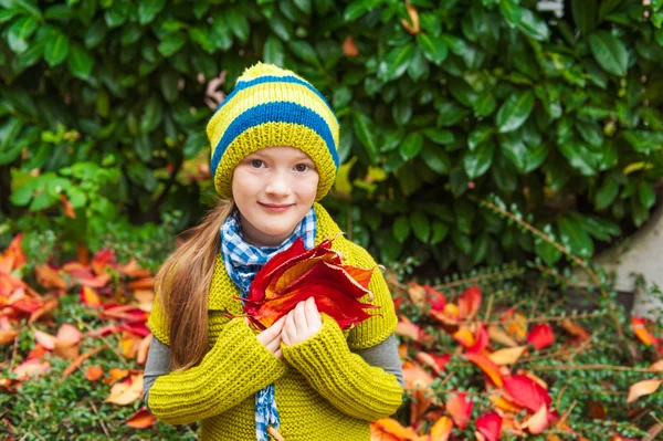 Ritratto autunnale di una bambina carina che gioca all'aperto con le foglie — Foto Stock