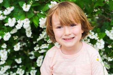 Açık portre sevimli küçük sarışın çocuk 4 yıllık eski saç modeli ve onun yüzünde tatlı bir gülümseme ile yakından