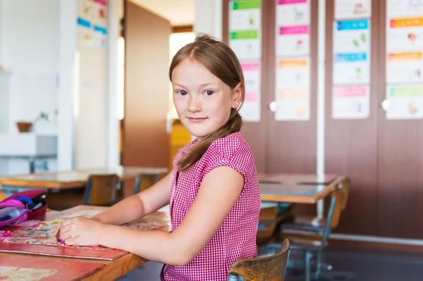 Beltéri portré egy aranyos kislány, egy osztályteremben — Stock Fotó