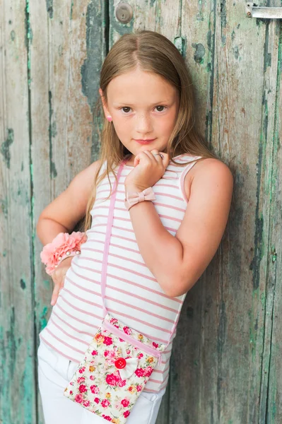 Retrato vertical de uma menina bonita de 7 anos de idade usando muitos acessórios — Fotografia de Stock