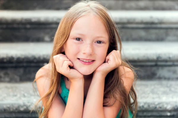 Portret van een schattig klein meisje van 7-8 jaar oude close-up — Stockfoto