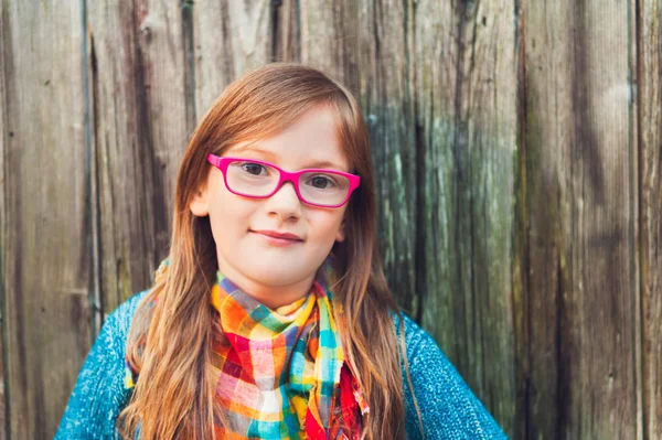Outdoor portrait of a cute little girl in glasses — Stock Photo, Image