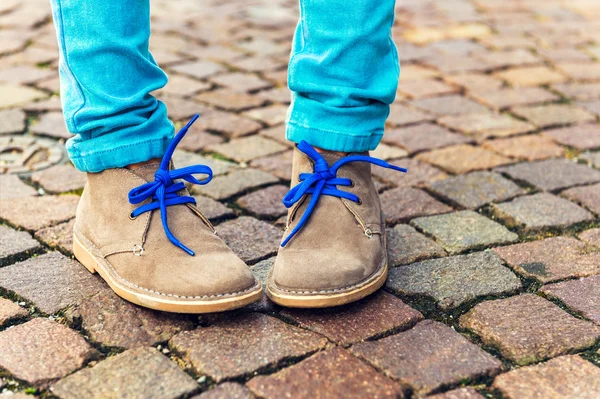 Moda buty na stopy dziecka — Zdjęcie stockowe