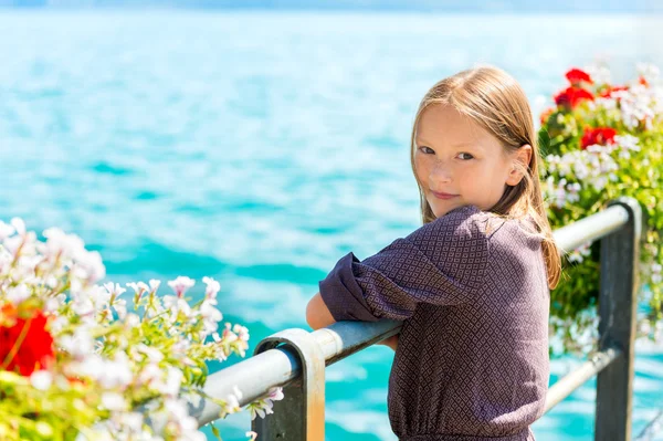 Linda niña de 7-8 años descansando junto al lago en un bonito día de verano —  Fotos de Stock