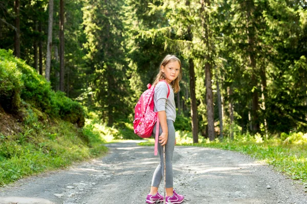 Dziewczynka turysta w lesie. Zdjęcie od Champex-Lac, Valais, szwajcarski Alpy — Zdjęcie stockowe