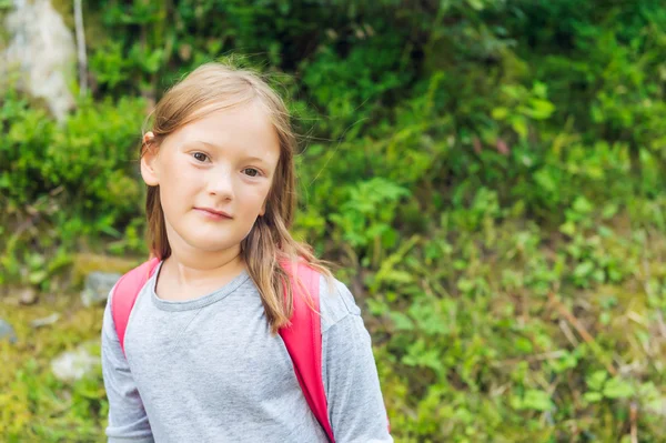 Ritratto di una graziosa bambina che cammina in una foresta — Foto Stock