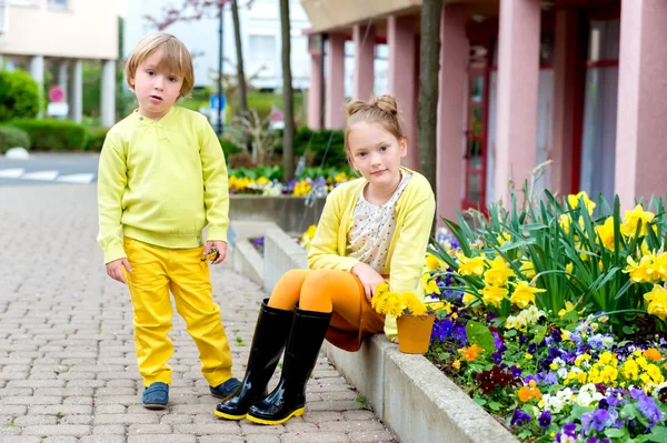 Retrato ao ar livre de crianças de moda adorável, vestindo roupas amarelas — Fotografia de Stock